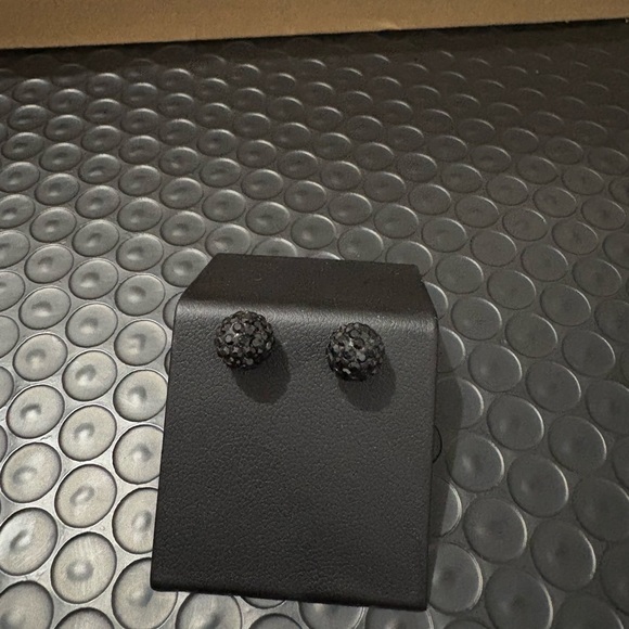 Elegant Black and Silver Stud Earrings - Picture 3 of 5